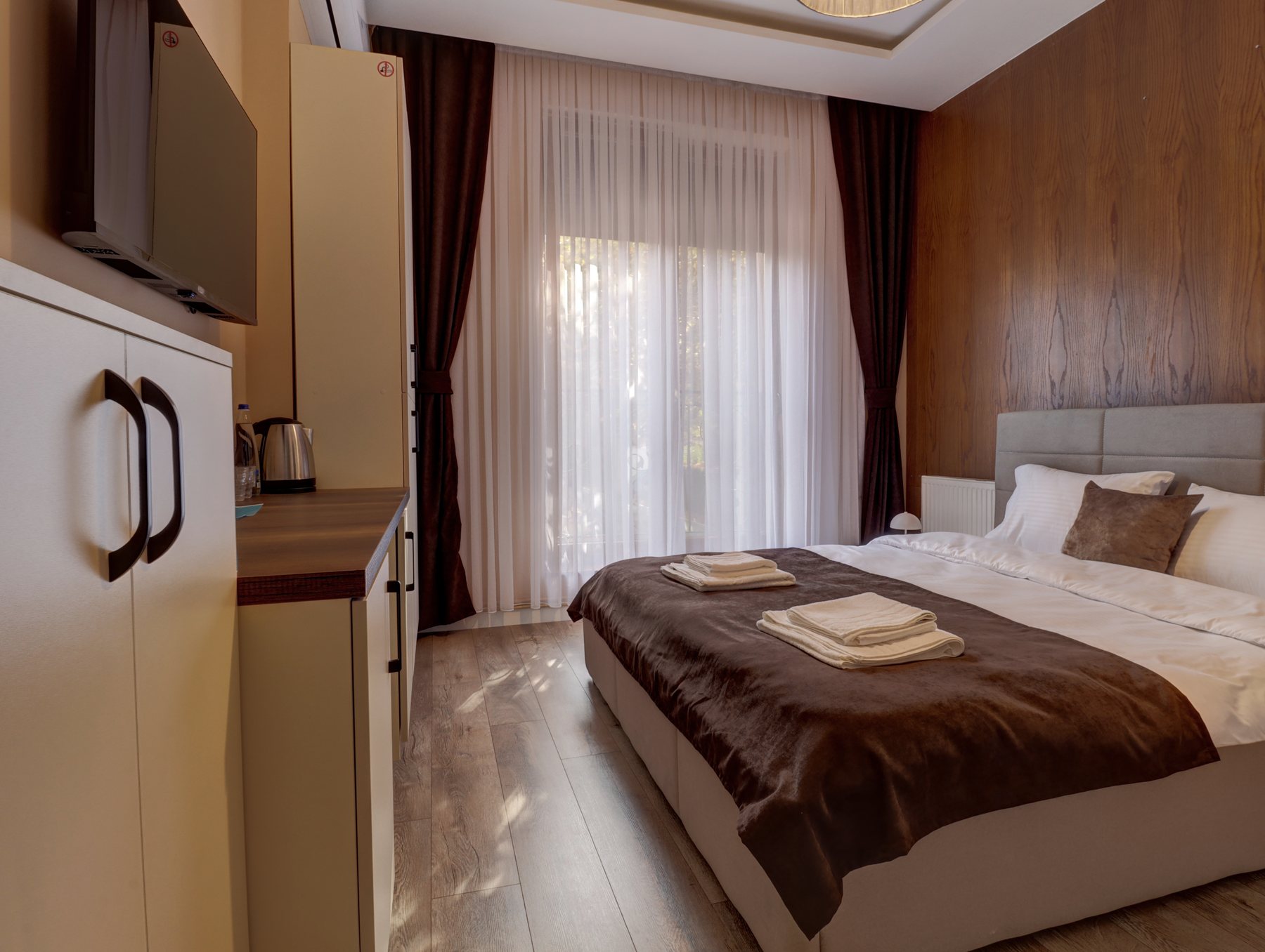 Double Room with Garden View bed and window